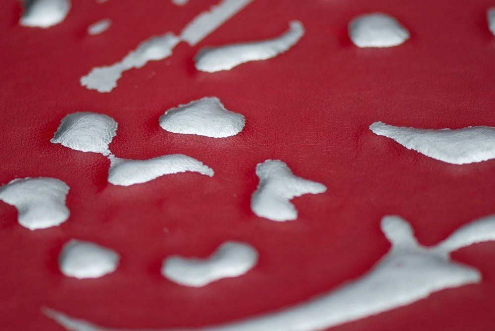 картинка Кожаная 3д панель Красная с Серебром от магазина Эксперт Декора