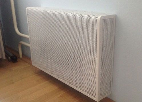 Белый металлический экран на радиатор отопления